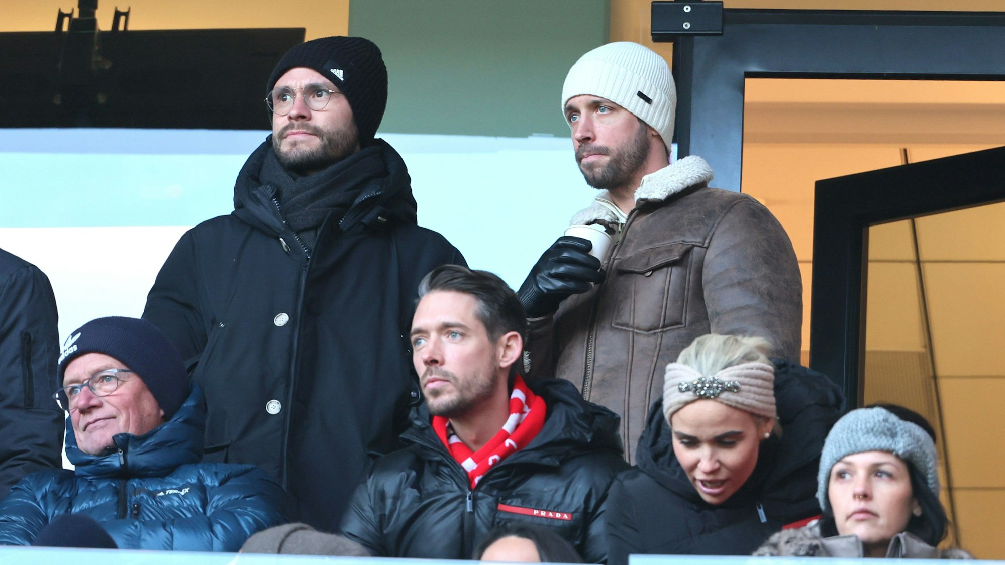 Jonas Hector und Mark Uth verfolgen die Partie des 1. FC Köln gegen Borussia Dortmund in der VIP-Loge.