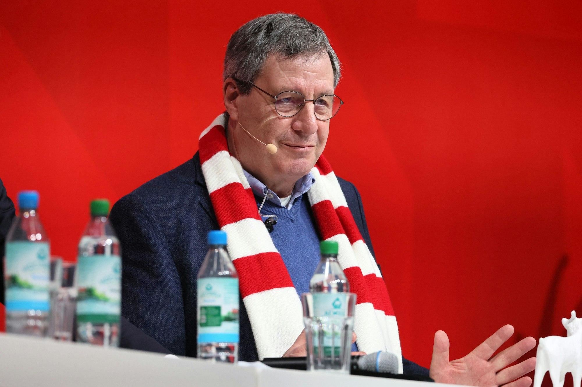 Werner Wolf, Präsident des 1. FC Köln, spricht auf dem Mitgliederstammtisch.