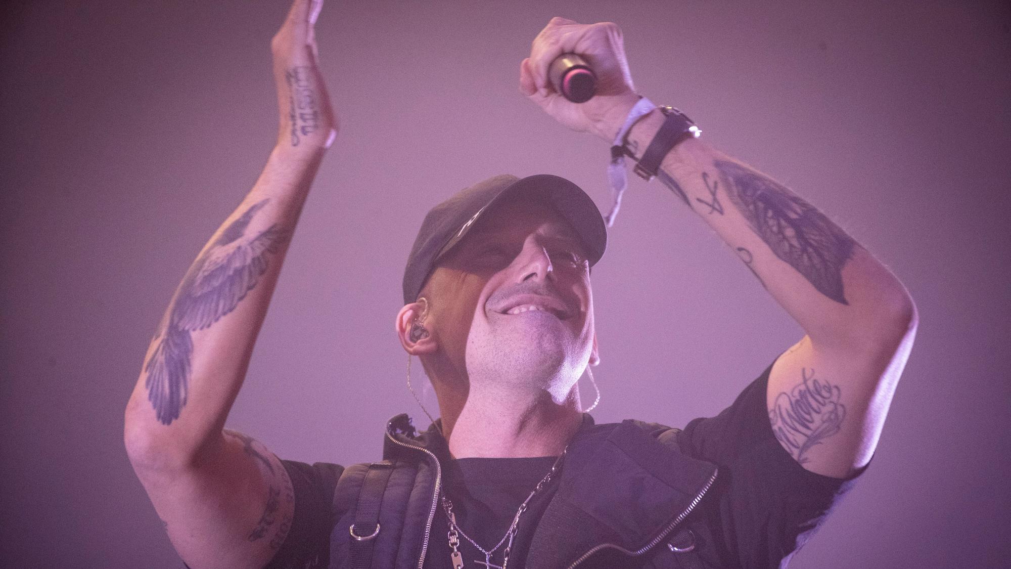 Zu sehen ist der Rapper RAF Camora auf der Bühne.