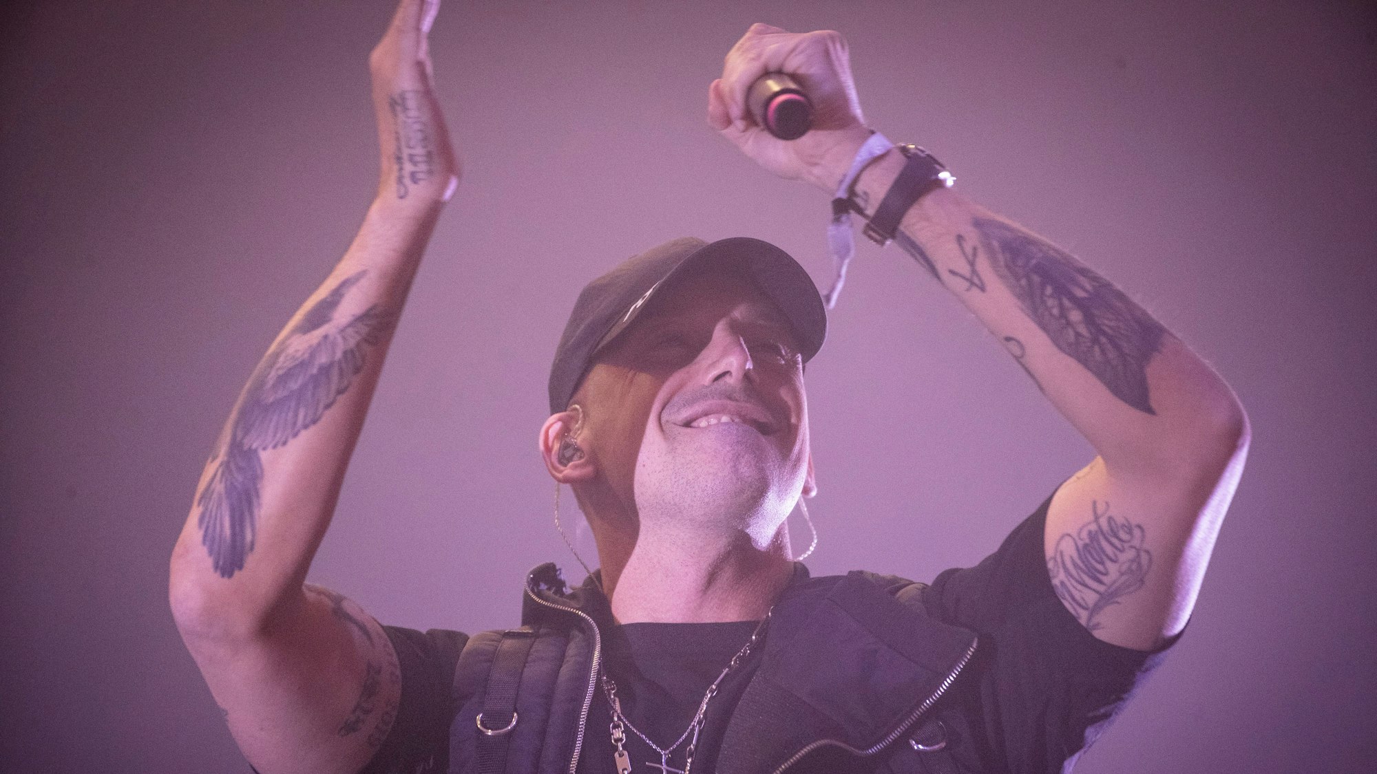 Zu sehen ist der Rapper RAF Camora auf der Bühne.