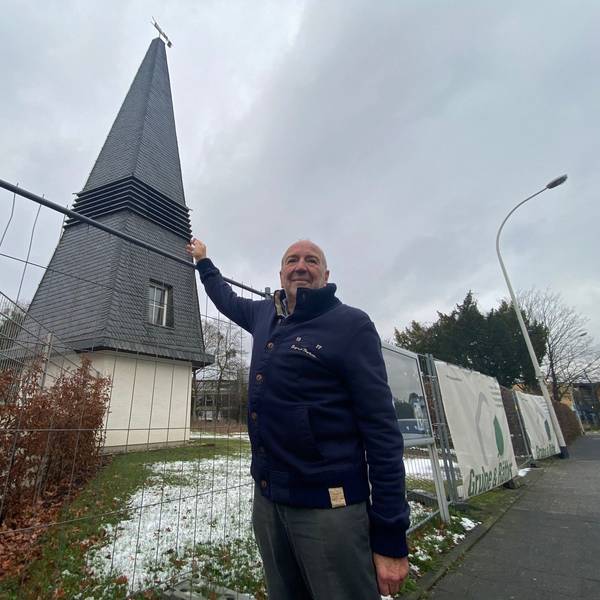 Zu sehen ist Alfred Fassbender vor dem Glockenturm der abgebrochenen Johanneskirche.