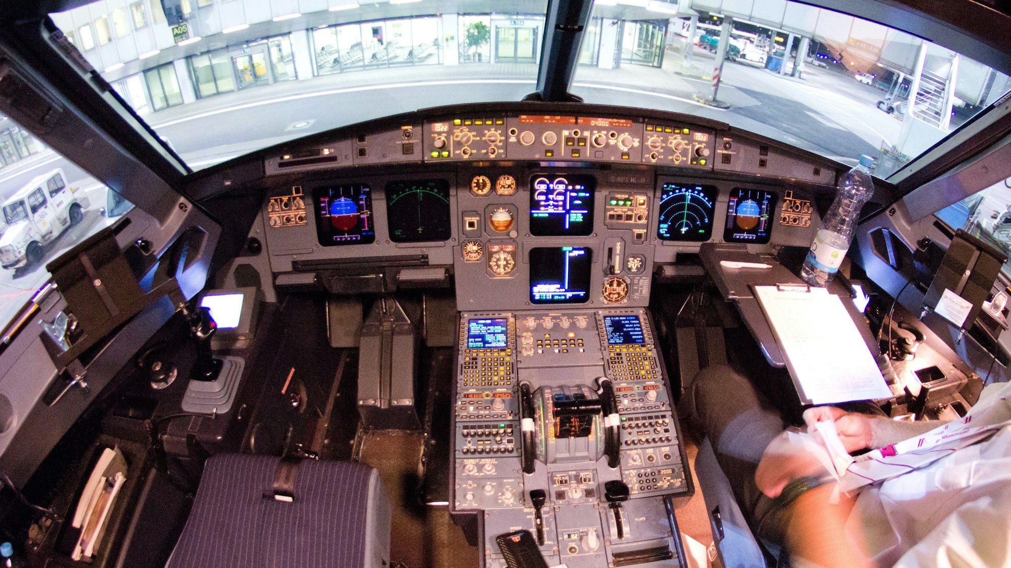 Blick in das Cockpit des verunglückten Airbus A320 mit der Kennung D-AIPX der Fluggesellschaft Germanwings. Das Bild entstand am 22.03.2015 auf dem Flughafen in Düsseldorf (Nordrhein-Westfalen) nach einem der letzten Flüge vor dem Absturz der Maschine in Frankreich.