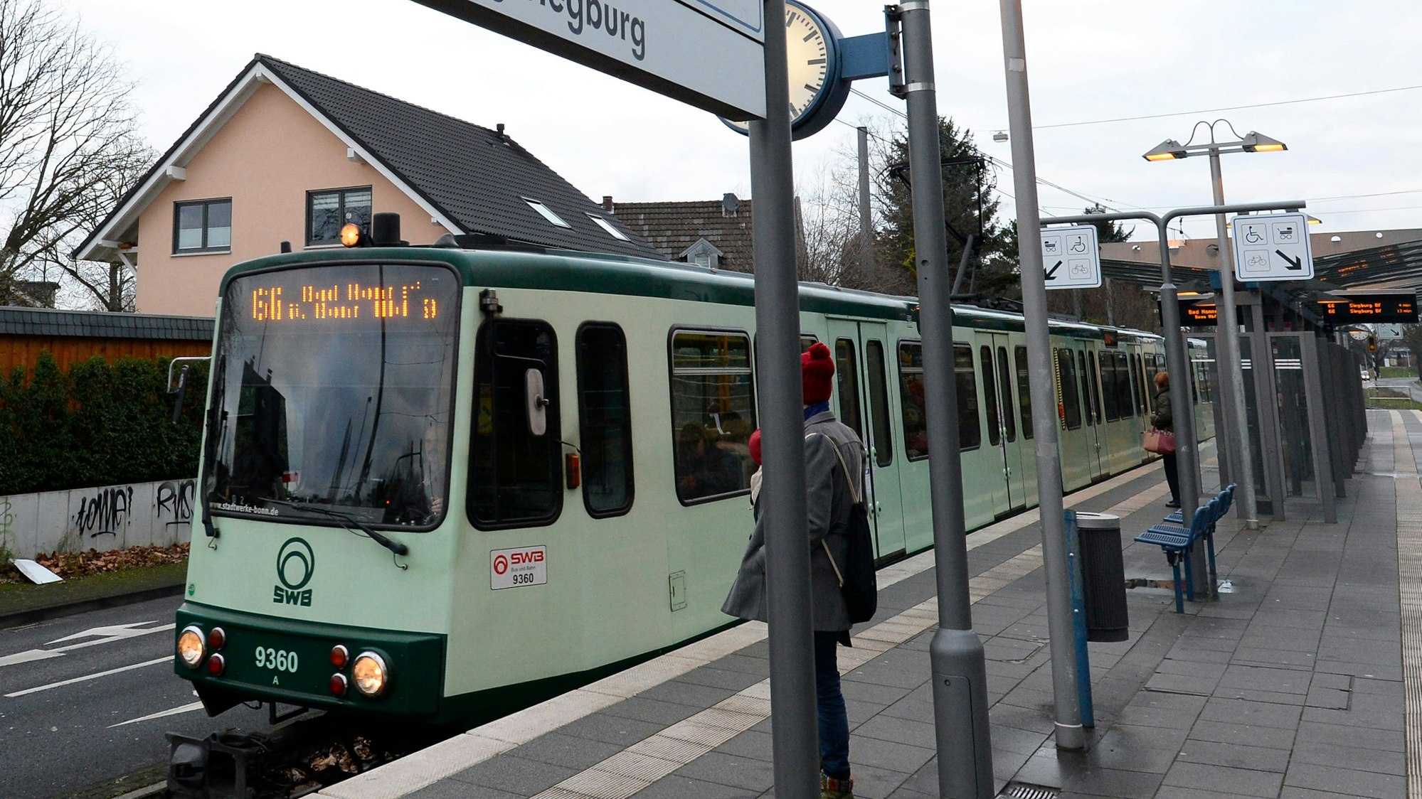 Das Mädchen wurde in einer Stadtbahn Opfer eines Raubüberfalls (Symbolfoto).
