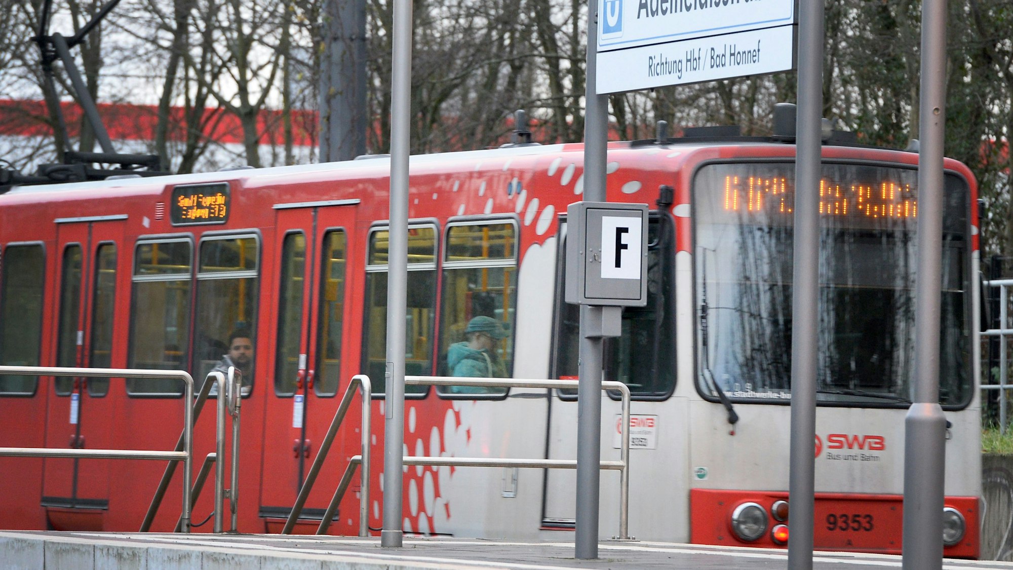 Eine SWB-Bahn der Linie 66 hält an der Haltestelle Adelheidistrasse.