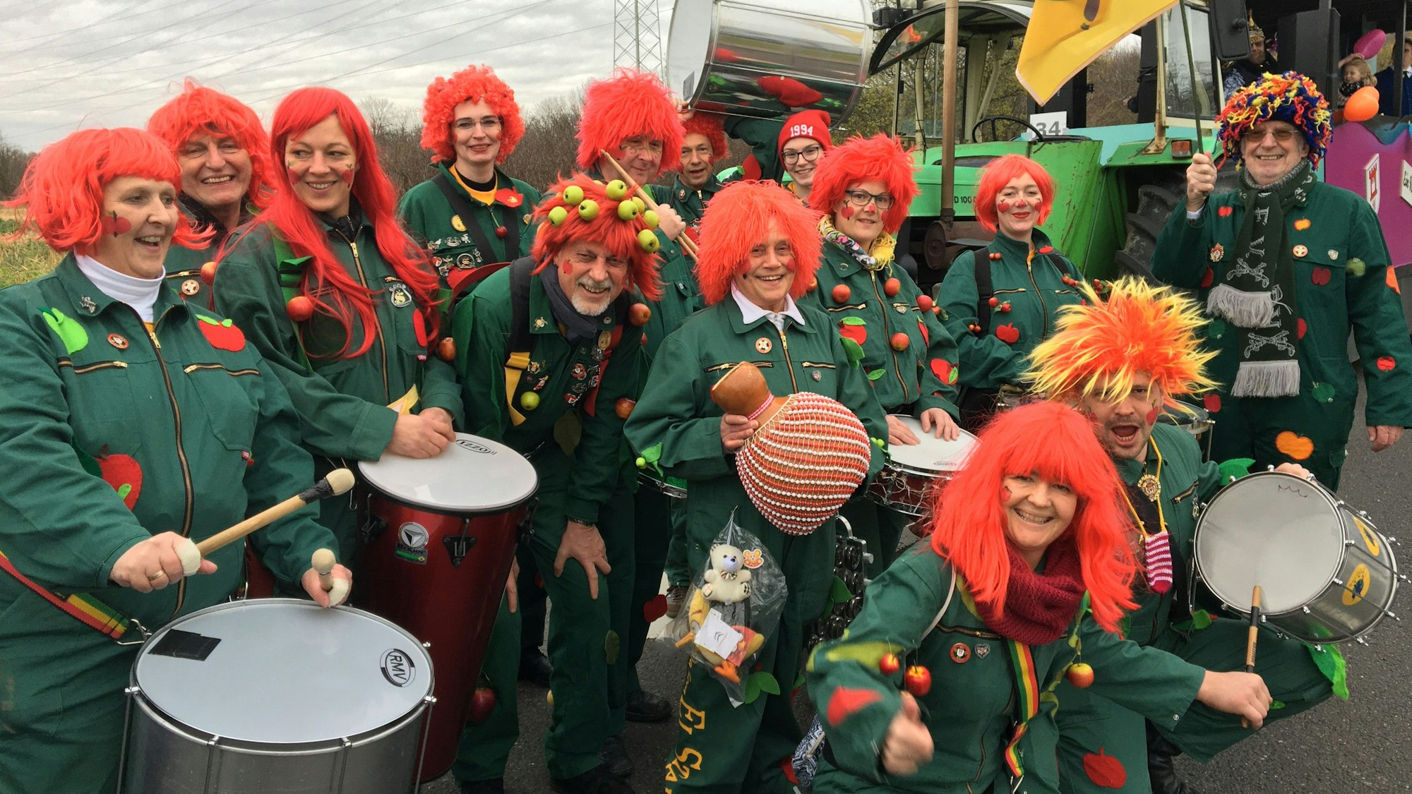 Jecke beim Karnevalsumzug in Köln-Wahn.