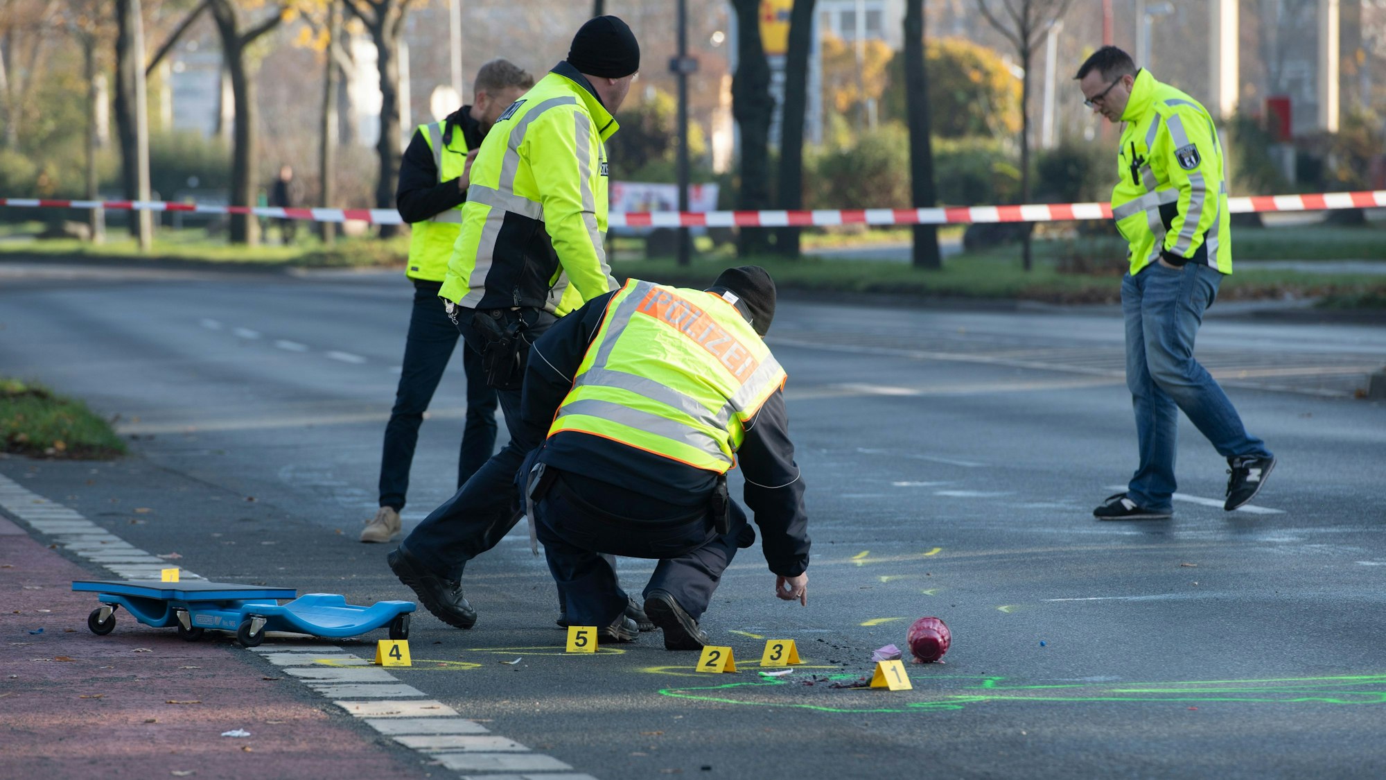 Polizeibeamte sichern nach einem Unfall Spuren (Symbolbild)