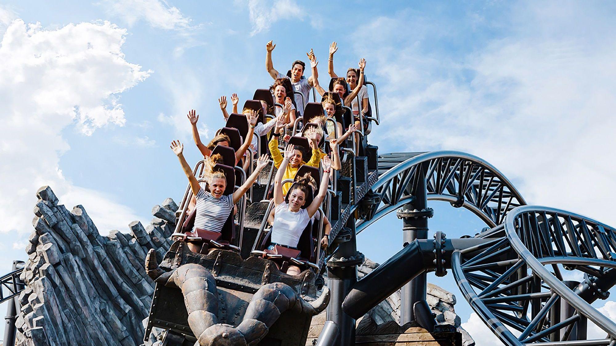 Gäste in der Achterbahn Taron im Phantasialand.