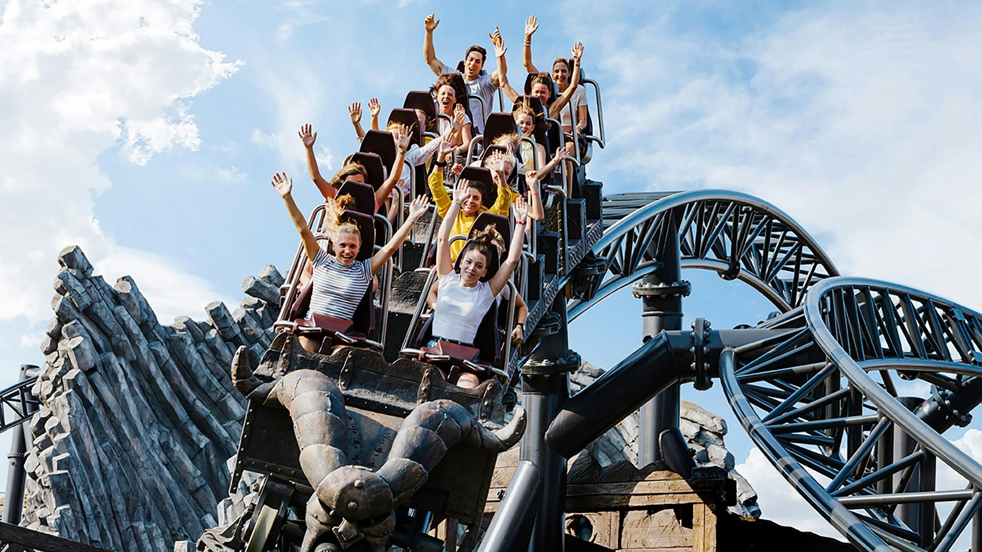 Gäste in der Achterbahn Taron im Phantasialand. (Archivbild)