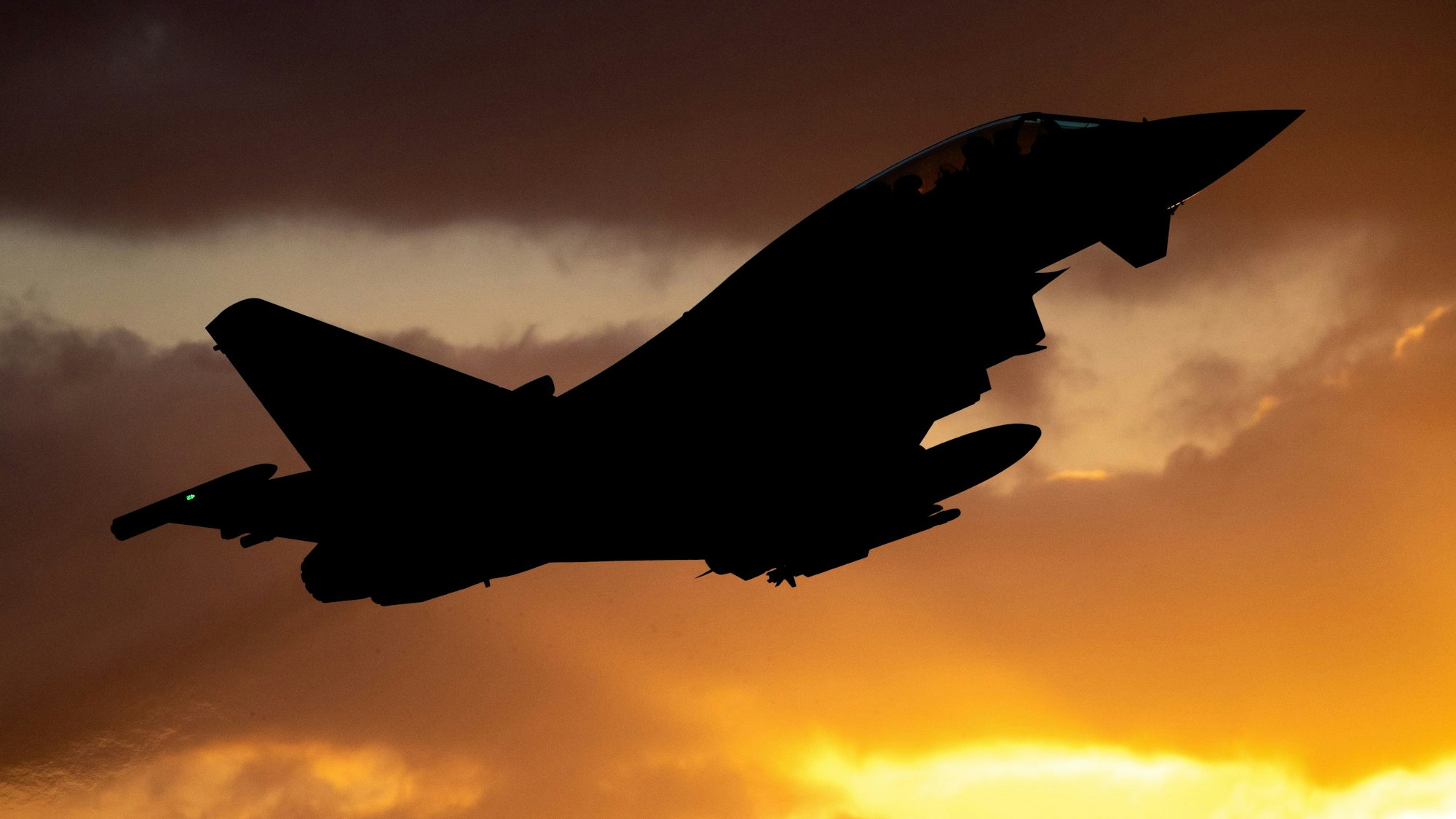 Ein Kampfflugzeug vom Typ Eurofighter Typhoon der Luftwaffe startet auf dem Fliegerhorst Wittmund (Symbolbild). Vom Stützpunkt Laage bei Rostock sind am Dienstag zwei Maschinen aufgestiegen, um ein russisches Flugzeug zu begleiten.