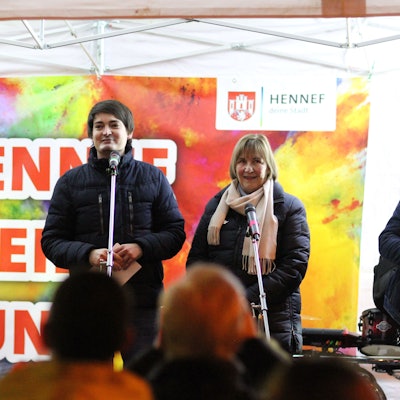 Ein Mann spricht in ein Mikrofon.