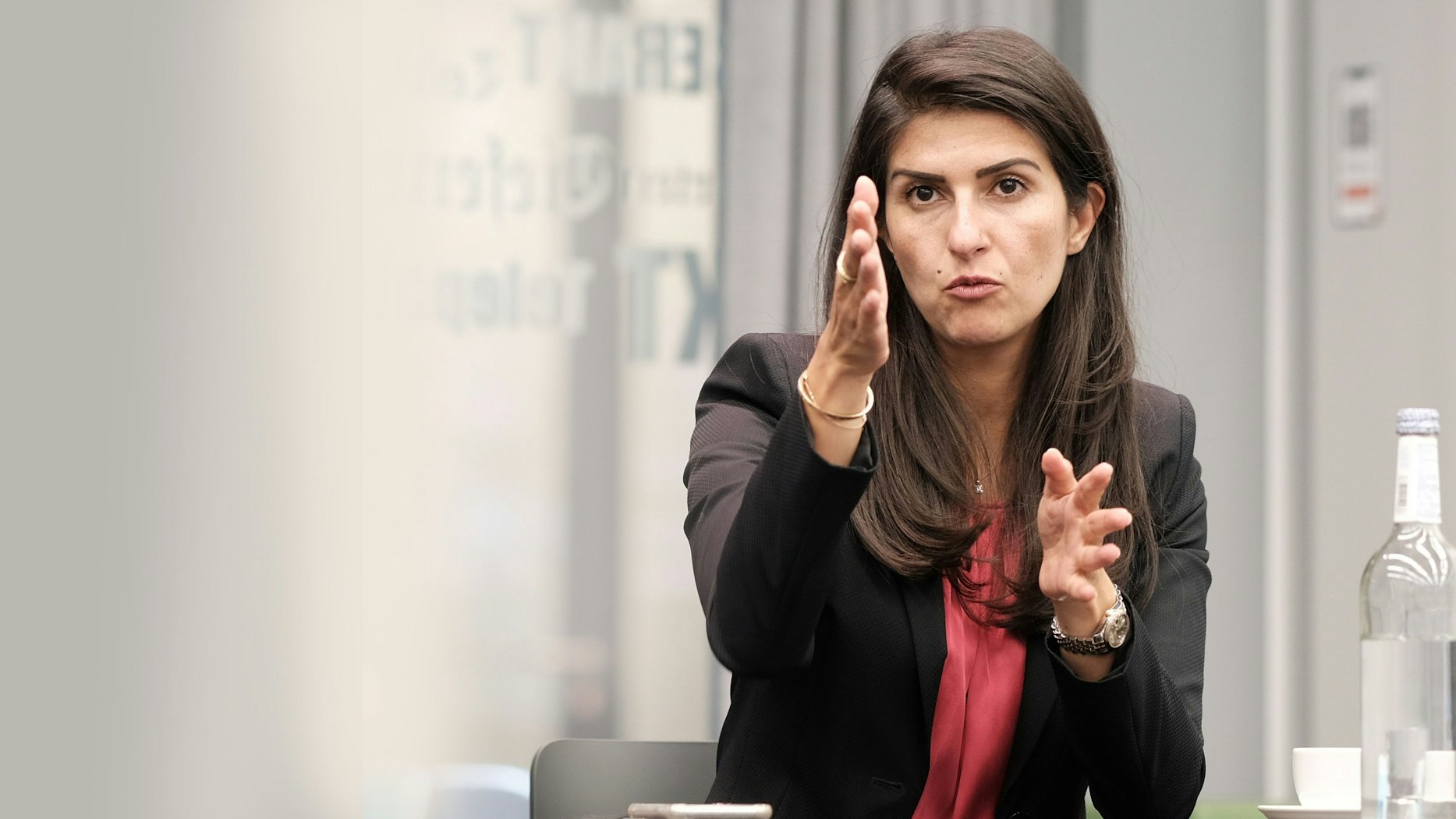 Die CDU-Bundestagsabgeordnete Serap Güler in einer Gesprächssituation.