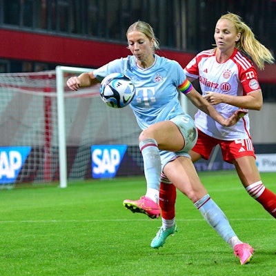 v.li.: Sharon Beck Köln, 10 Glodis Perla Viggosdottir FC Bayern München , 4 im Zweikampf, Duell, duel, tackle, Dynamik, Action, Aktion, 02.10.2023, München Deutschland, Fussball, Google Pixel Frauen-Bundesliga, FC Bayern München - 1. FC Köln, DFB/DFL REGULATIONS PROHIBIT ANY USE OF PHOTOGRAPHS AS IMAGE SEQUENCES AND/OR QUASI-VIDEO. *** v li Sharon Beck Cologne, 10 Glodis Perla Viggosdottir FC Bayern Munich , 4 in duel, duel, tackle, dynamics, action, 02 10 2023, Munich Germany , Football, Google Pixel Women Bundesliga, FC Bayern Munich 1 FC Cologne, DFB DFL REGULATIONS PROHIBIT ANY USE OF PHOTOGRAPHS AS IMAGE SEQUENCES AND OR QUASI VIDEO xslx
