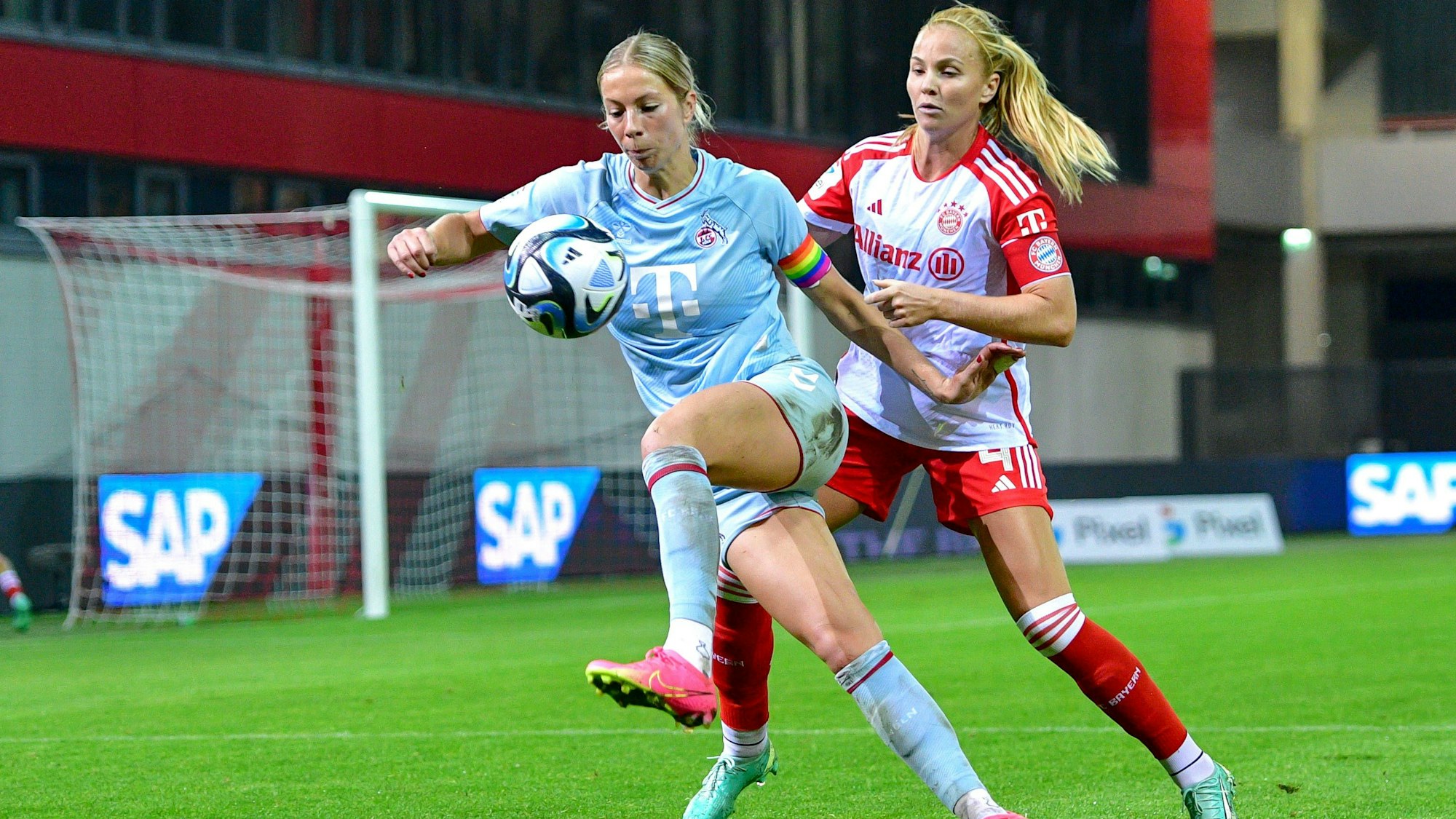 v.li.: Sharon Beck Köln, 10 Glodis Perla Viggosdottir FC Bayern München , 4 im Zweikampf, Duell, duel, tackle, Dynamik, Action, Aktion, 02.10.2023, München Deutschland, Fussball, Google Pixel Frauen-Bundesliga, FC Bayern München - 1. FC Köln, DFB/DFL REGULATIONS PROHIBIT ANY USE OF PHOTOGRAPHS AS IMAGE SEQUENCES AND/OR QUASI-VIDEO. *** v li Sharon Beck Cologne, 10 Glodis Perla Viggosdottir FC Bayern Munich , 4 in duel, duel, tackle, dynamics, action, 02 10 2023, Munich Germany , Football, Google Pixel Women Bundesliga, FC Bayern Munich 1 FC Cologne, DFB DFL REGULATIONS PROHIBIT ANY USE OF PHOTOGRAPHS AS IMAGE SEQUENCES AND OR QUASI VIDEO xslx