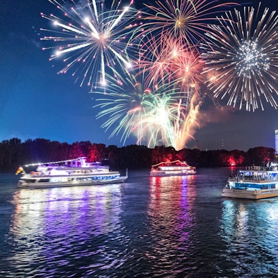 Von einem Schiffskonvoi auf dem Rhein in Bonn werden Feuerwerksraketen abgefeuert.