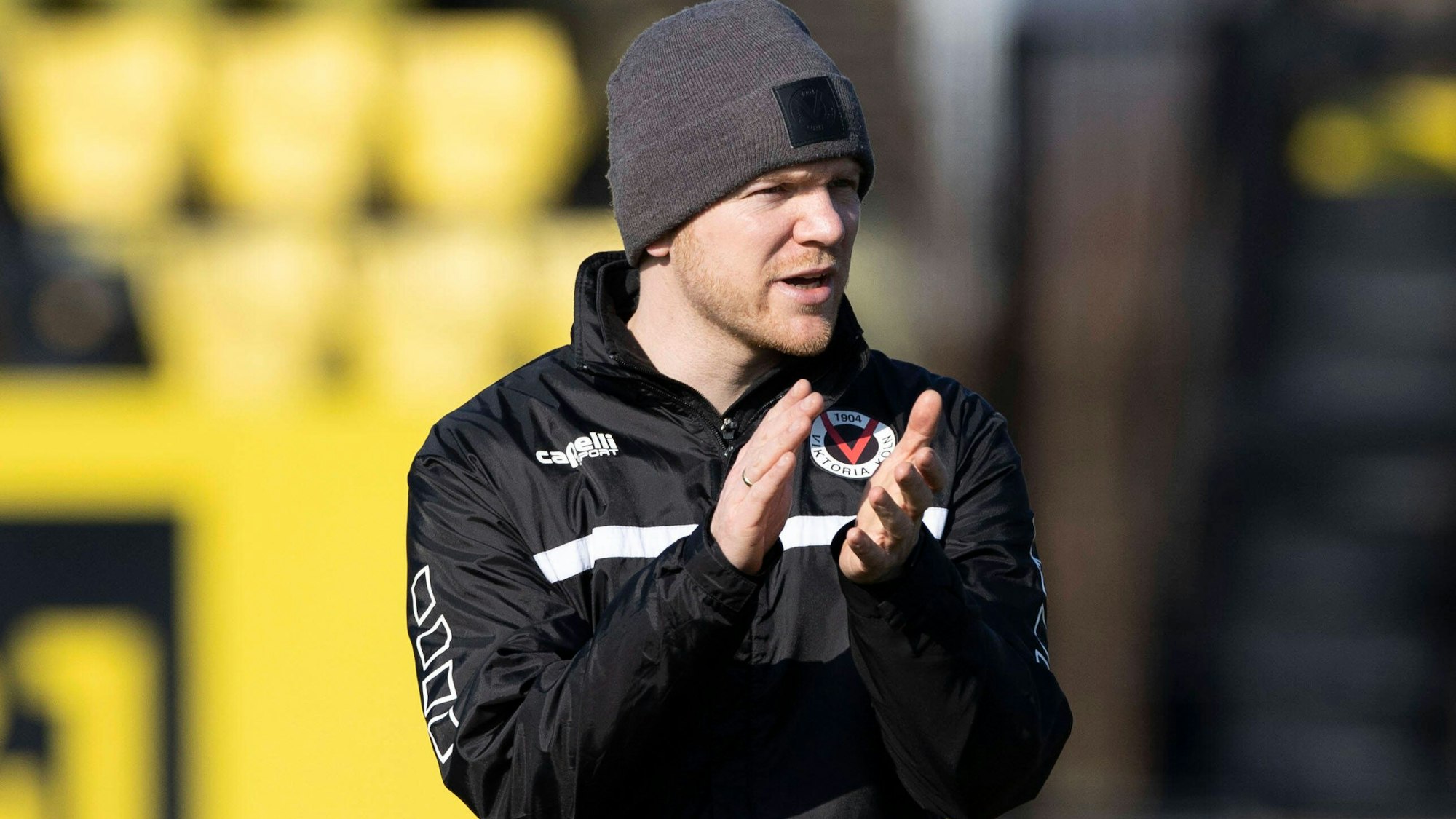 Fußball: U19 Bundesliga West, Saison 2021/2022, 13. Spieltag, Borussia Dortmund - FC Viktoria Köln am 05.03.2022 in Dortmund Nordrhein-Westfalen. Kölns Trainer Marian Wilhelm klatscht in die Hände WICHTIGER HINWEIS: Gemäß den Vorgaben der DFL Deutsche Fußball Liga bzw. des DFB Deutscher Fußball-Bund ist es untersagt, in dem Stadion und/oder vom Spiel angefertigte Fotoaufnahmen in Form von Sequenzbildern und/oder videoähnlichen Fotostrecken zu verwerten bzw. verwerten zu lassen. *** Soccer U19 Bundesliga West, season 2021 2022, 13 match day, Borussia Dortmund FC Viktoria Cologne on 05 03 2022 in Dortmund North Rhine Westphalia Cologne coach Marian Wilhelm claps his hands IMPORTANT NOTE According to the requirements of the DFL German Football League and the DFB German Football Association is prohibited in the stadium and or from the game made photographs in the form of sequence images and or video-like photo series to exploit or exploit to let Copyright: xKirchner/MarcoxSteinbrennerx