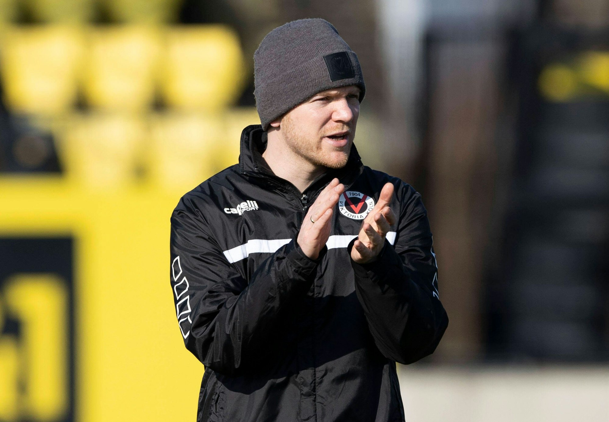 Fußball: U19 Bundesliga West, Saison 2021/2022, 13. Spieltag, Borussia Dortmund - FC Viktoria Köln am 05.03.2022 in Dortmund Nordrhein-Westfalen. Kölns Trainer Marian Wilhelm klatscht in die Hände WICHTIGER HINWEIS: Gemäß den Vorgaben der DFL Deutsche Fußball Liga bzw. des DFB Deutscher Fußball-Bund ist es untersagt, in dem Stadion und/oder vom Spiel angefertigte Fotoaufnahmen in Form von Sequenzbildern und/oder videoähnlichen Fotostrecken zu verwerten bzw. verwerten zu lassen. *** Soccer U19 Bundesliga West, season 2021 2022, 13 match day, Borussia Dortmund FC Viktoria Cologne on 05 03 2022 in Dortmund North Rhine Westphalia Cologne coach Marian Wilhelm claps his hands IMPORTANT NOTE According to the requirements of the DFL German Football League and the DFB German Football Association is prohibited in the stadium and or from the game made photographs in the form of sequence images and or video-like photo series to exploit or exploit to let Copyright: xKirchner/MarcoxSteinbrennerx