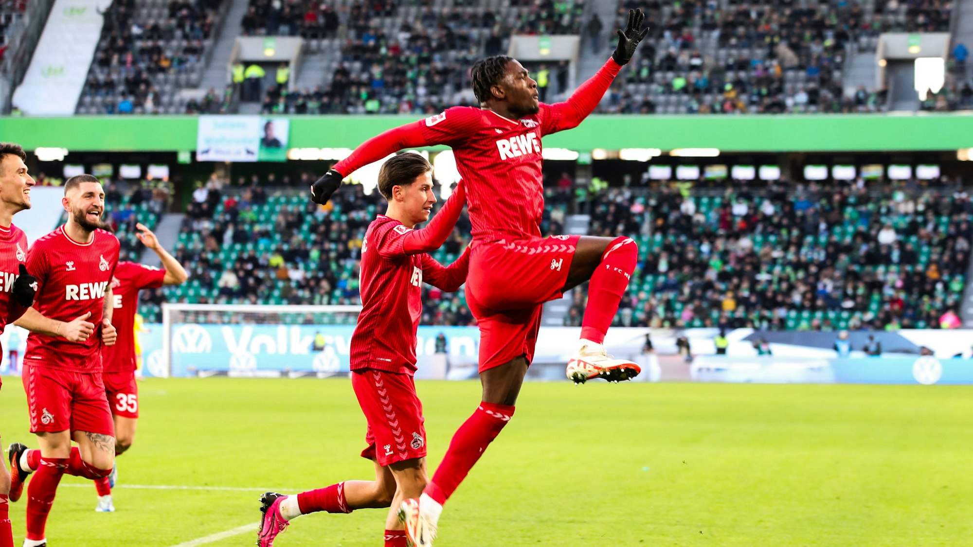 Torschütze Faride Alidou trifft zum 1:0 im Spiel gegen den VfL Wolfsburg