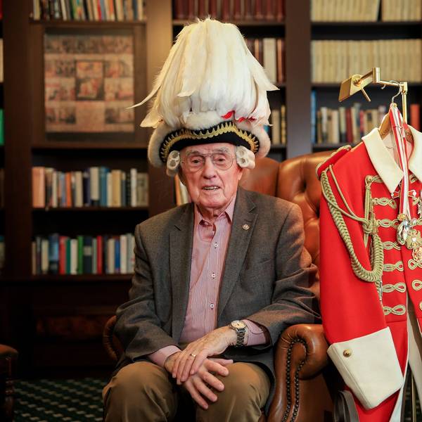 Porträt des 90-jährigen Oskar Hamacher von den Roten Funken, der zum 70. Mal beim Rosenmontagszug dabei ist.