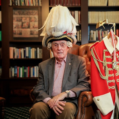 Porträt des 90-jährigen Oskar Hamacher von den Roten Funken, der zum 70. Mal beim Rosenmontagszug dabei ist.