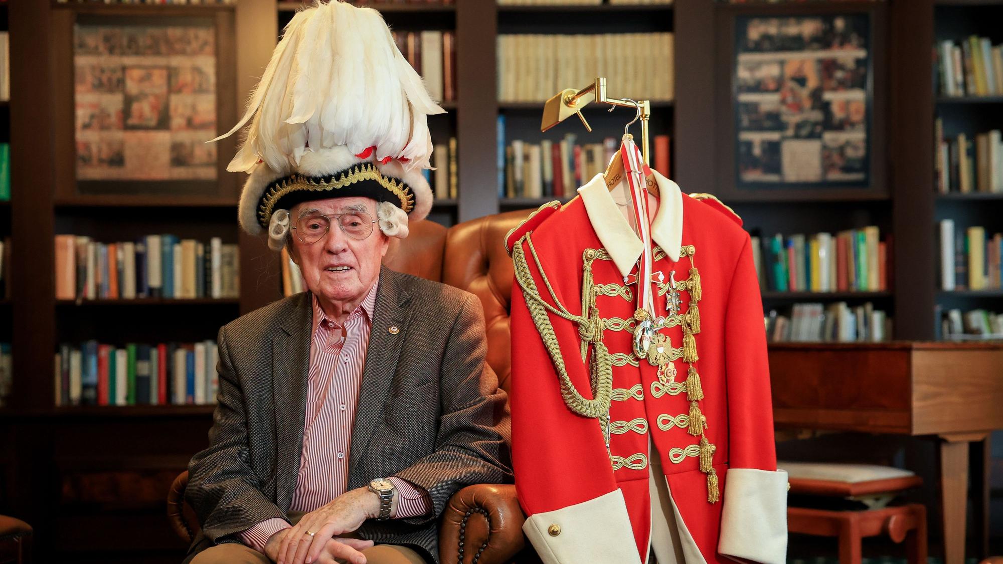 Porträt des 90-jährigen Oskar Hamacher von den Roten Funken, der zum 70. Mal beim Rosenmontagszug dabei ist.