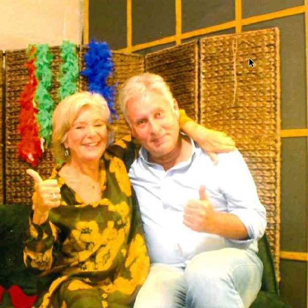Ein Mann und eine Frau schießen ein Foto in einer Fotobox. Beide zeigen mit dem Daumen nach oben.