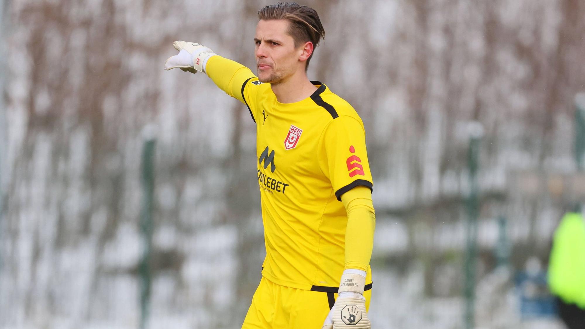 Im Bild ist Torwart Daniel Mesenhöler zu sehen.
