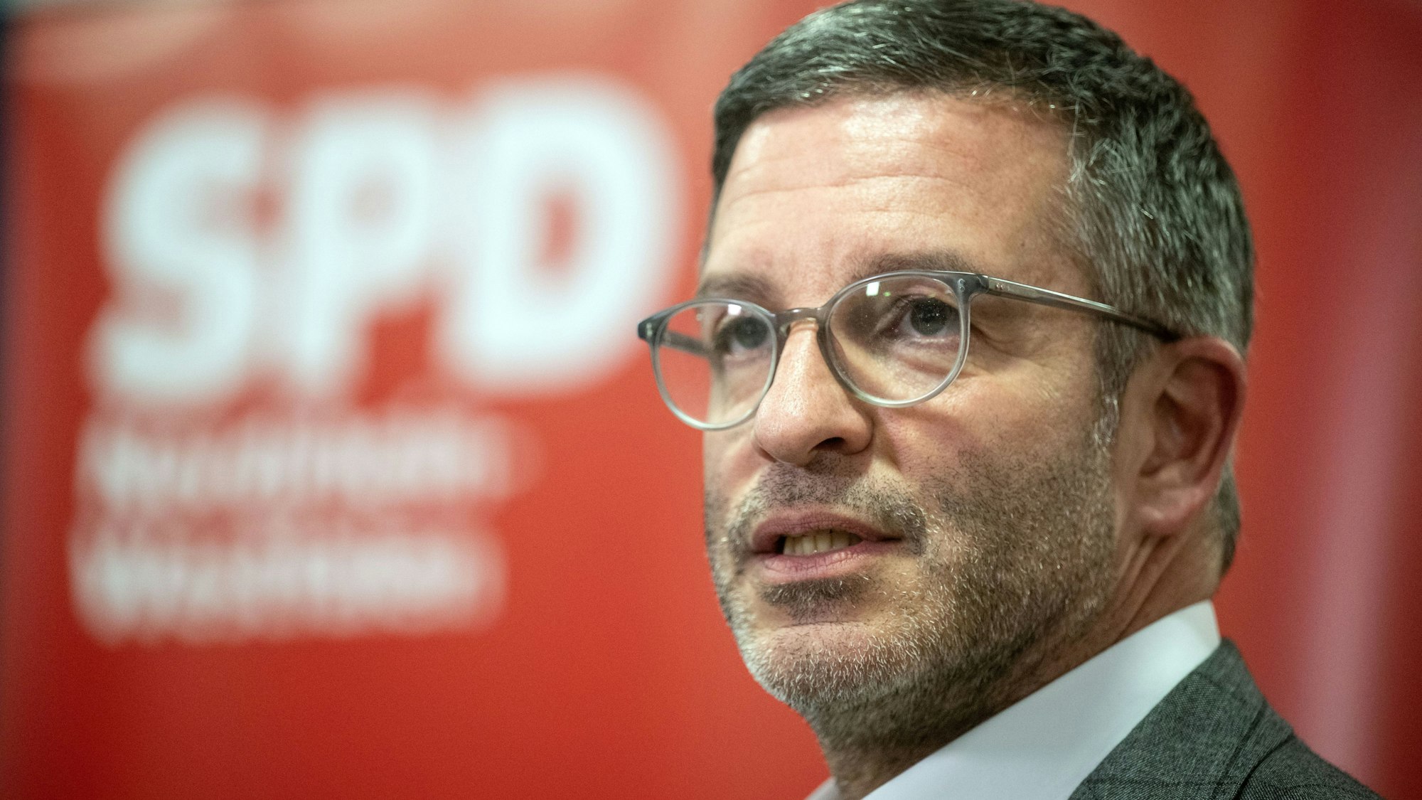 Der Oberbürgermeister von Hamm, Marc Herter, bei einer SPD-Tagung. Er führte den SPD-Landesverband in Nordrhein-Westfalen übergangsweise als Vorsitzender. Nach Kritik an seinem Besuch bei einem Sympathisanten der türkischen extremistischen «Grauen Wölfe» hat er eine künftig «höhere Sensibilität» angedeutet.