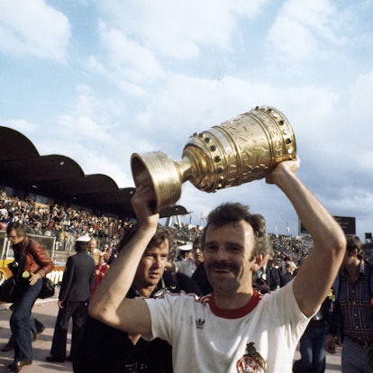 Heinz Simmet jubelt mit dem DFB-Pokal nach dem Sieg des 1.FC Köln im Finale von 1977. Das Finale gewann der FC erst im Wiederholungsspiel mit 1:0 gegen Hertha BSC.