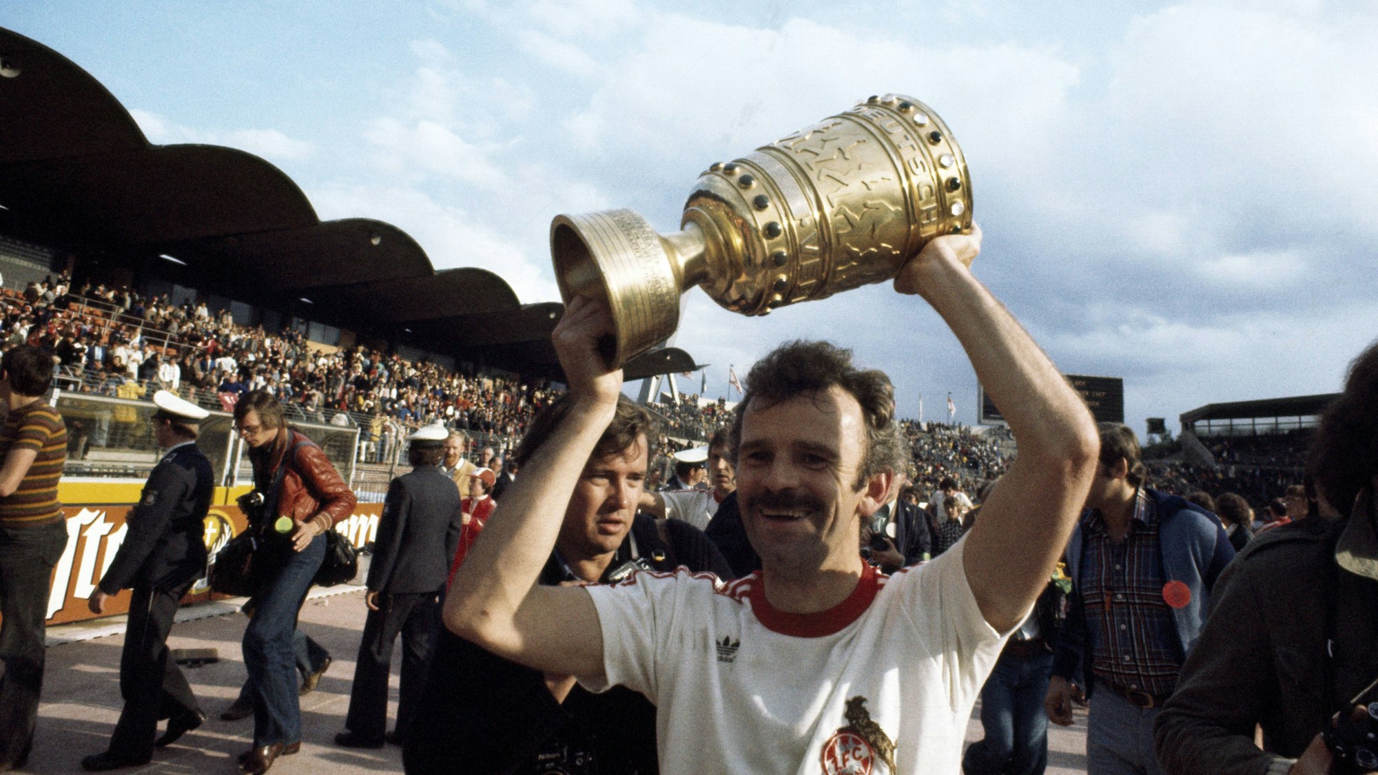 Heinz Simmet jubelt mit dem DFB-Pokal nach dem Sieg des 1.FC Köln im Finale von 1977. Das Finale gewann der FC erst im Wiederholungsspiel mit 1:0 gegen Hertha BSC.