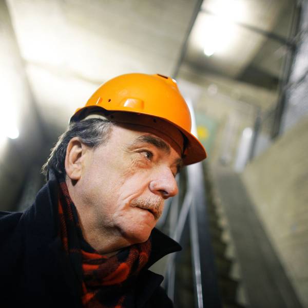 Der damalige nordrhein-westfälische Verkehrsminister Michael Groschek (SPD) schaut sich am 11.12.2012 im Innern der für LKW gesperrten Rheinbrücke der A1 in Leverkusen um.