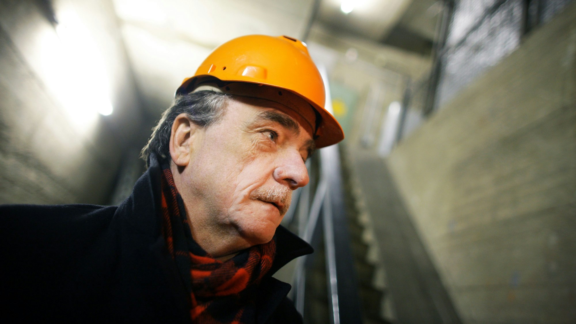 Der damalige nordrhein-westfälische Verkehrsminister Michael Groschek (SPD) schaut sich am 11.12.2012 im Innern der für LKW gesperrten Rheinbrücke der A1 in Leverkusen um.