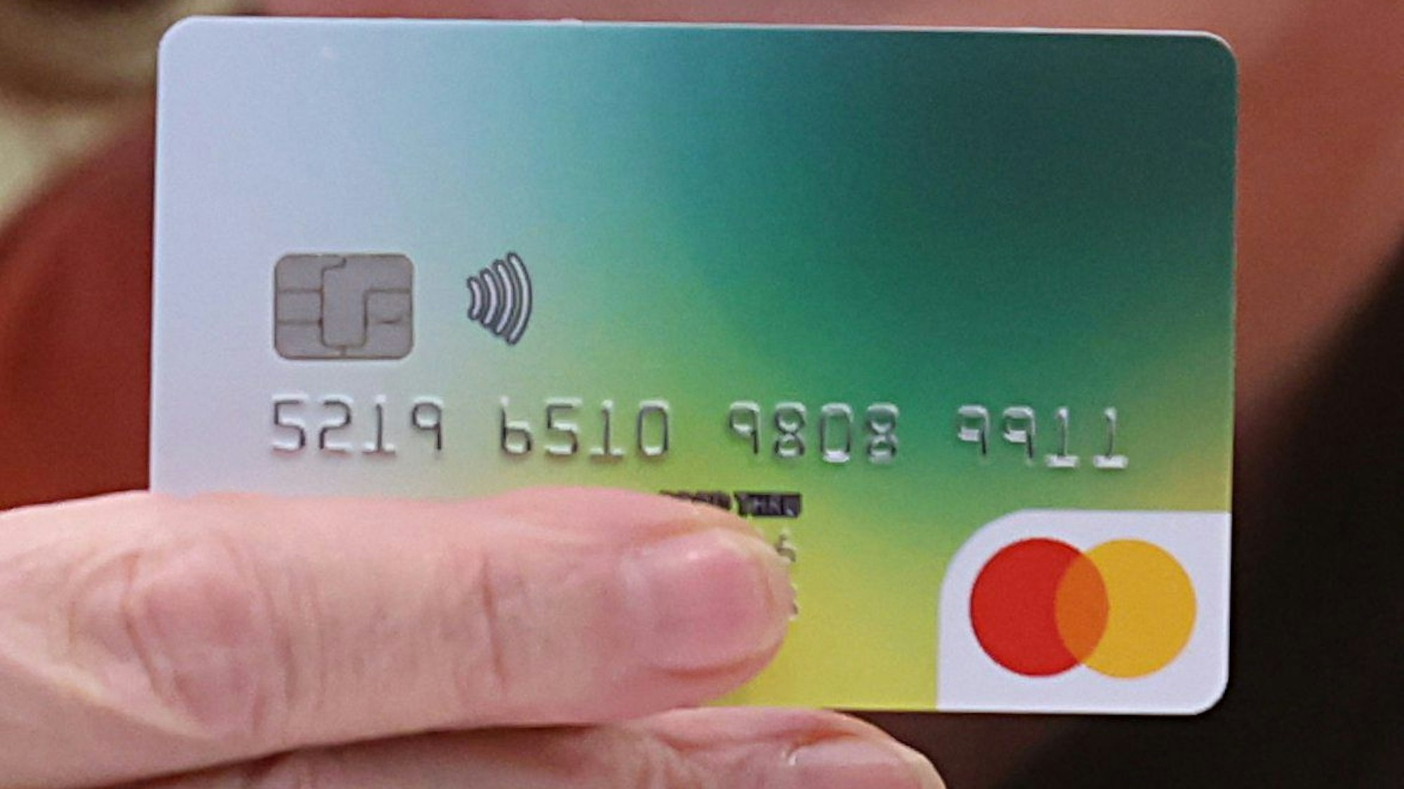 ARCHIV - 18.01.2024, Thüringen, Greiz: Eine Bezahlkarte wird bei einer Pressekonferenz im Landratsamt gezeigt. Seit dem 1. Dezember 2023 wird im Landkreis Greiz eine Bezahlkarte für Asylbewerber ausgegeben. (zu dpa: «Hessen: Bezahlkarte für Flüchtlinge kommt bundesweit») Foto: Bodo Schackow/dpa +++ dpa-Bildfunk +++