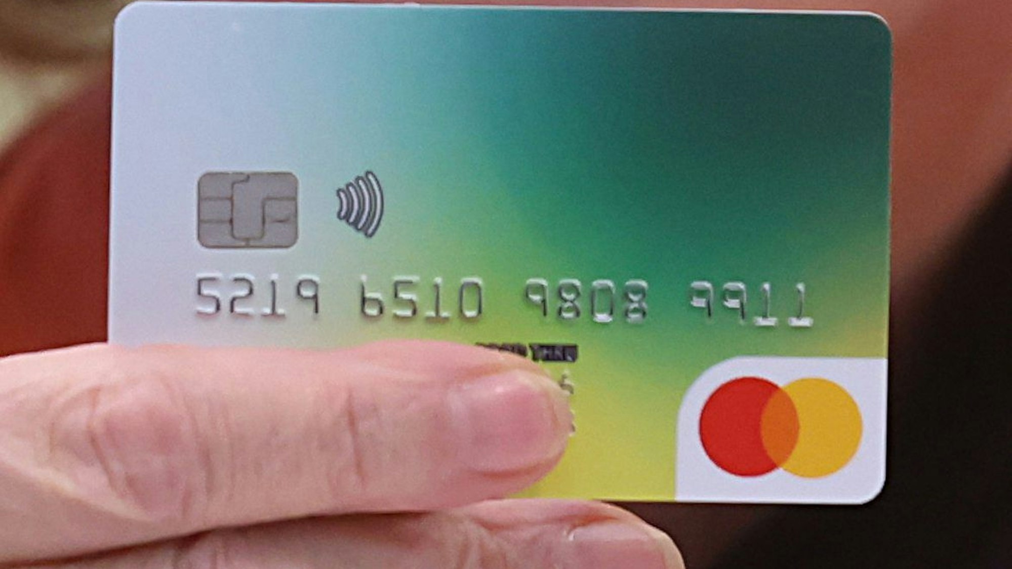 Eine Bezahlkarte wird bei einer Pressekonferenz im Landratsamt gezeigt. Seit dem 1. Dezember 2023 wird im Landkreis Greiz in Thüringen eine Bezahlkarte für Asylbewerber ausgegeben.