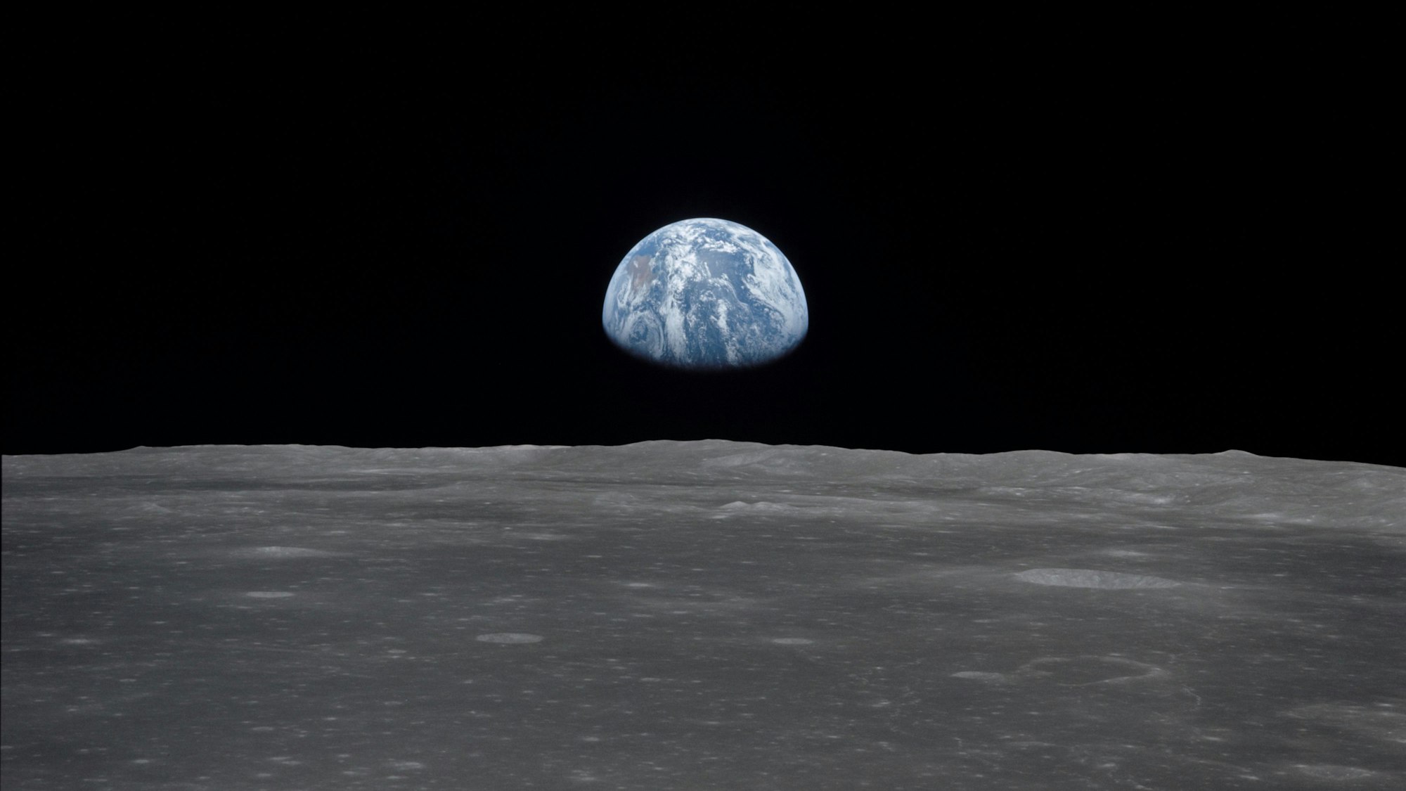 Diese von der US-Weltraumbehörde NASA bereitgestellte Aufnahme zeigt den Blick von der Mondoberfläche auf die Erde.