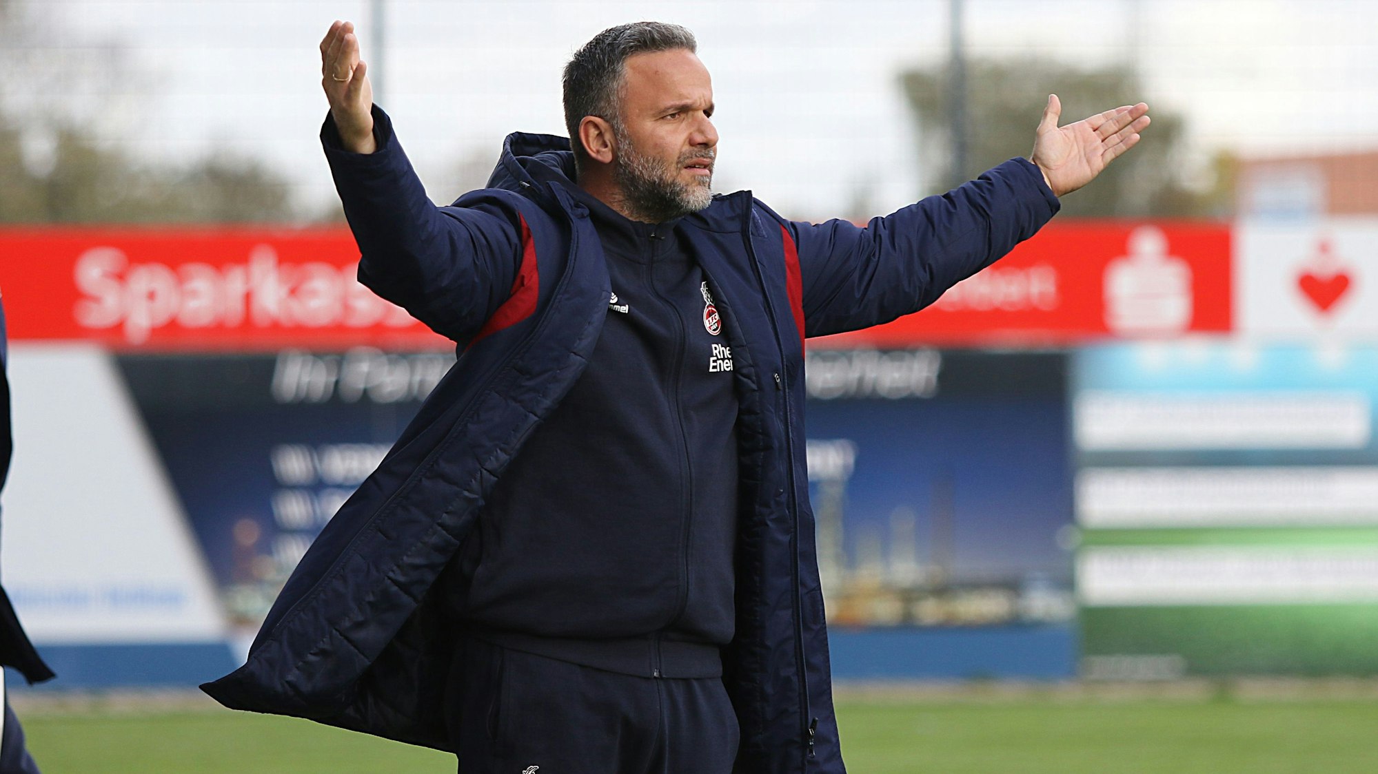 Regionalliga West: SSVg Velbert 02 - 1.FC Koeln II *** NUR FUeR REDAKTIONELLE ZWECKE *** EDITORIAL USE ONLY ***Fussball Regionalliga West 13.Spiletag Samstag 28.10.2023 SSVg Velbert 02 - 1.FC Koeln U21, U 21 IMS Arena Velbert Evangelos Sbonias (Trainer Koeln U21) Deutschland Velbert Copyright: StefanxRittershaus *** Regionalliga West SSVg Velbert 02 1 FC Koeln II EDITORIAL USE ONLY p Football Regionalliga West 13 Spiletag Saturday 28 10 2023 SSVg Velbert 02 1 FC Koeln U21 IMS Arena Velbert Evangelos Sbonias Coach Koeln U21 Germany Velbert Copyright StefanxRittershaus Copyright: StefanxRittershaus doc7sl2jvqim48aknjp3f5 ,EDITORIAL USE ONLY