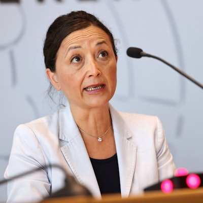 Ayla Çelik, Vorsitzende der Gewerkschaft Erziehung und Wissenschaft (GEW) in Nordrhein-Westfalen, spricht auf einer Pressekonferenz im Landtag.