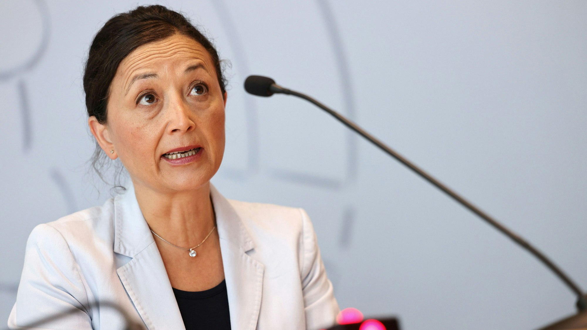 Ayla Çelik, Vorsitzende der Gewerkschaft Erziehung und Wissenschaft (GEW) in Nordrhein-Westfalen, spricht auf einer Pressekonferenz im Landtag.