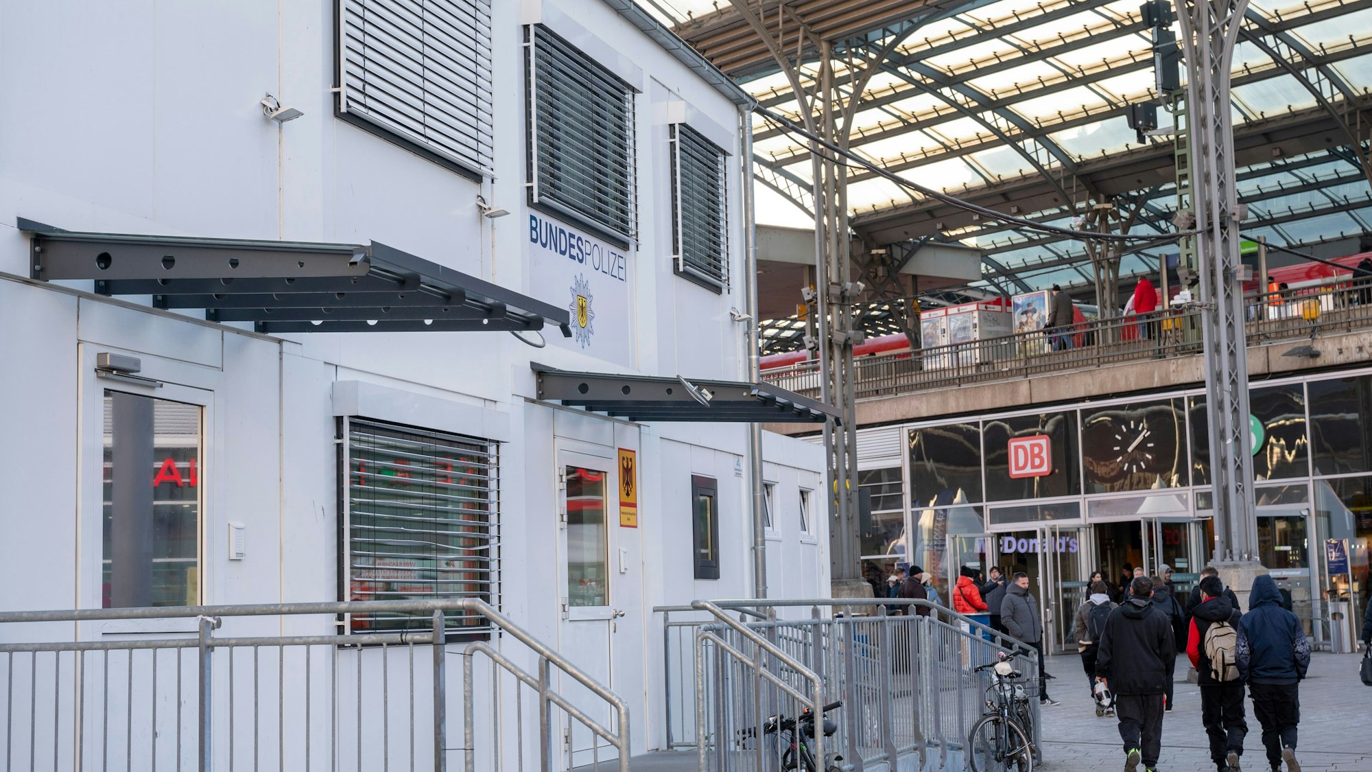 Vor der Wache der Bundespolizei auf dem Breslauer Platz erfolgte der Angriff.
