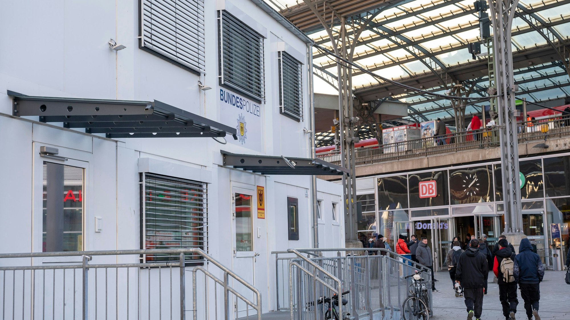 Vor der Wache der Bundespolizei auf dem Breslauer Platz erfolgte der Angriff.
