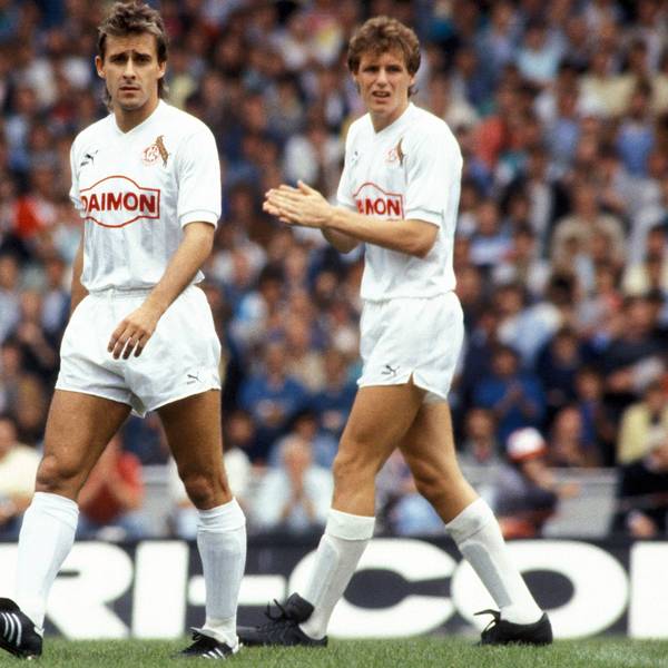 Dieter Prestin (li.), Pierre Littbarski (M.) und Flemming Povlsen vom 1. FC Köln konzentrieren sich auf den Anpfiff.