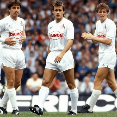 Dieter Prestin (li.), Pierre Littbarski (M.) und Flemming Povlsen vom 1. FC Köln konzentrieren sich auf den Anpfiff.