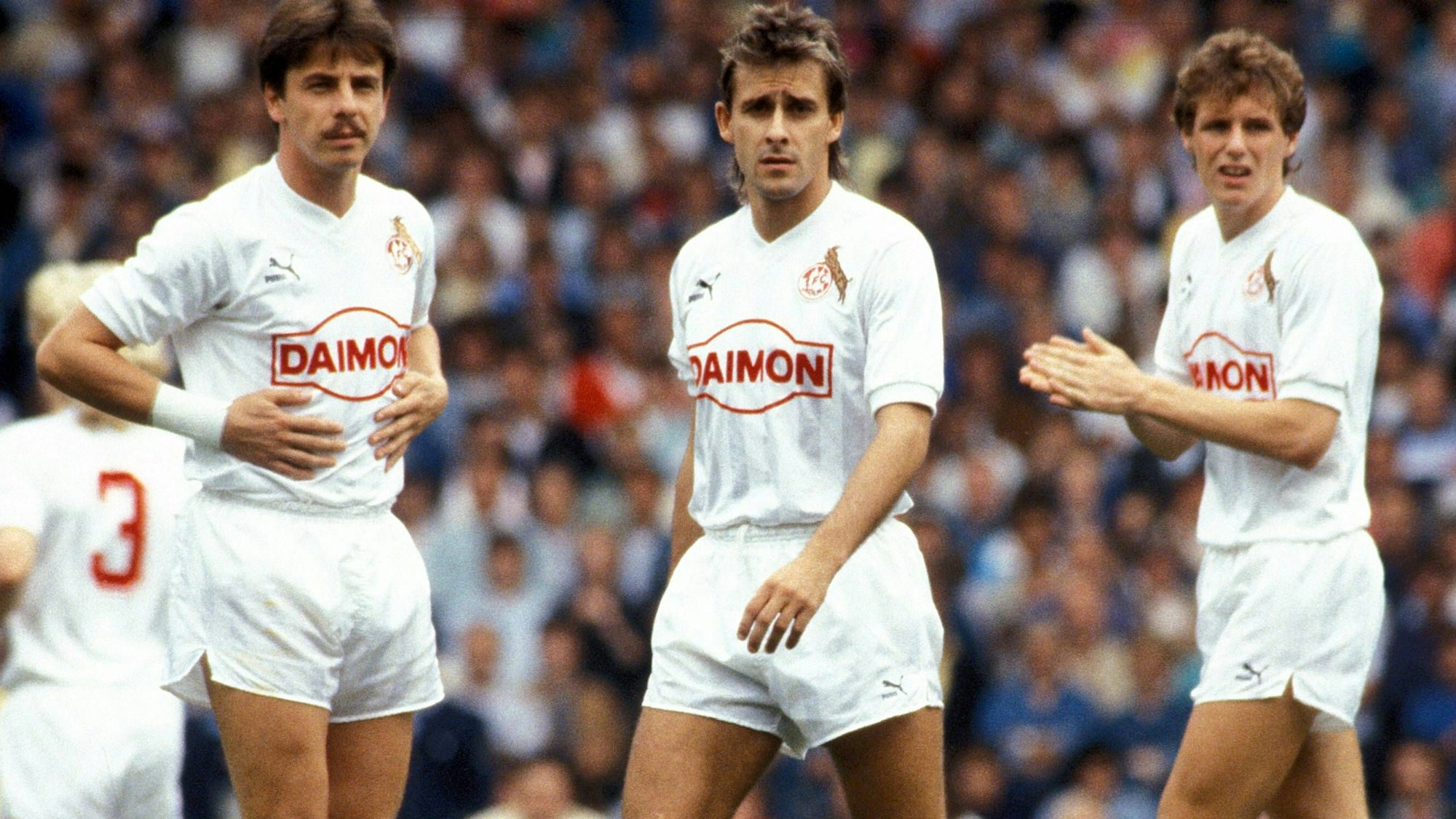 Dieter Prestin (li.), Pierre Littbarski (M.) und Flemming Povlsen vom 1. FC Köln konzentrieren sich auf den Anpfiff.