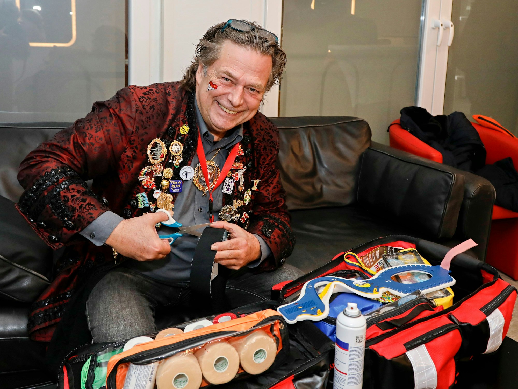 Wilfried Wiltschek mit Verbandsmaterial