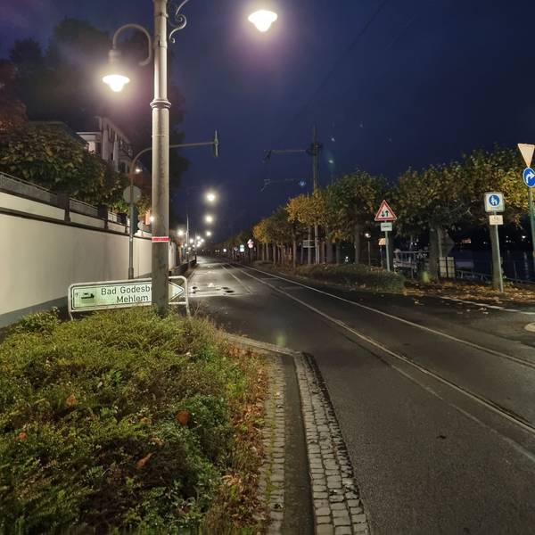 Eine Straßenlaterne in der Altstadt ist mit einem roten „Laternenring“ markiert, das Zeichen besagt, dass die Leuchte nachts nicht durchgehend in Betrieb ist.