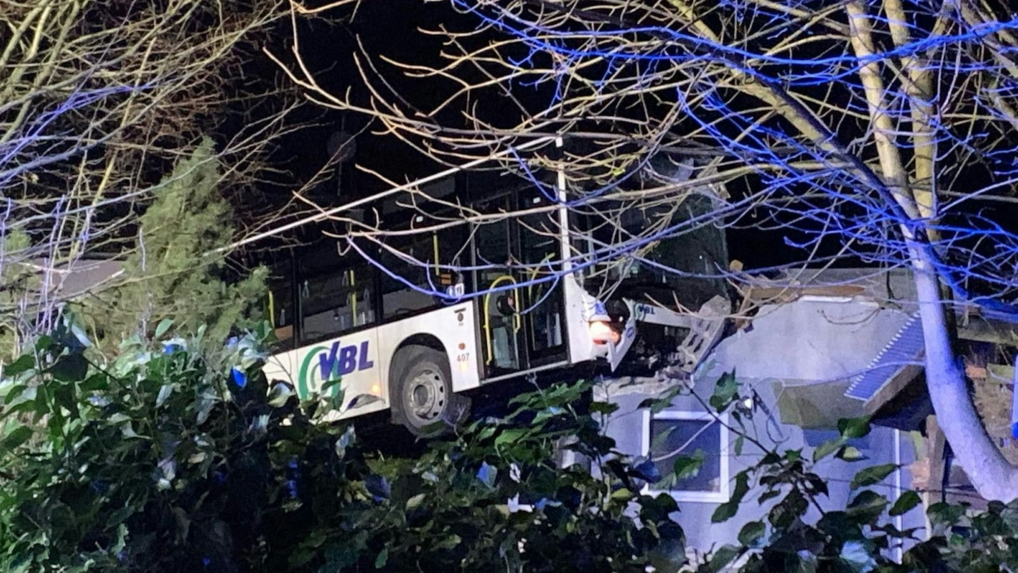 Der Linienbus in Schräglage.