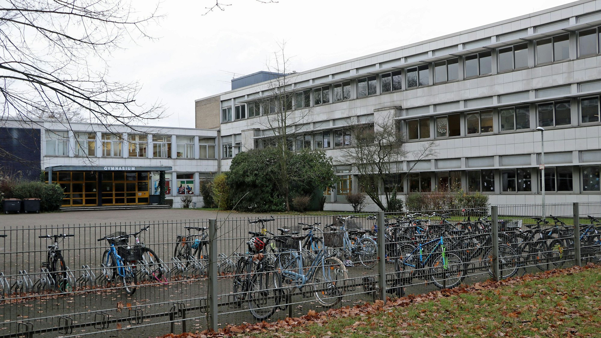 Auf dem Bild ist das Schulgebäude des Gymnasiums zu sehen.
