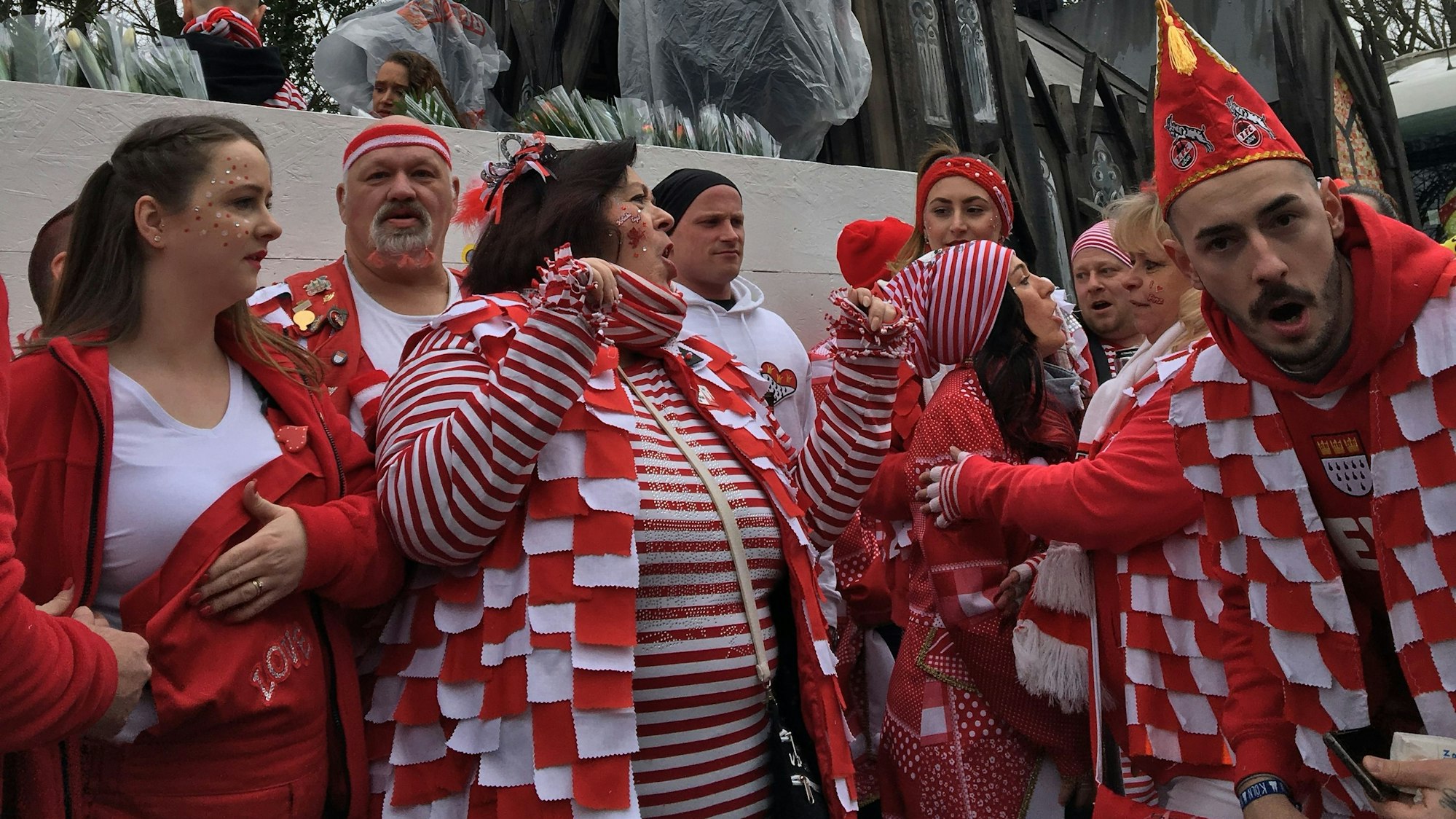 Jecke beim Karnevalsumzug in Köln-Wahn.
