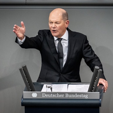 31.01.2024, Berlin: Bundeskanzler Olaf Scholz (SPD), spricht im Bundestag in der Generaldebatte zum Etat des Bundeskanzlers und des Bundeskanzleramts. (zu dpa: «Bundestag als politischer Boxring: Scholz geht auf Merz los») Foto: Michael Kappeler/dpa +++ dpa-Bildfunk +++