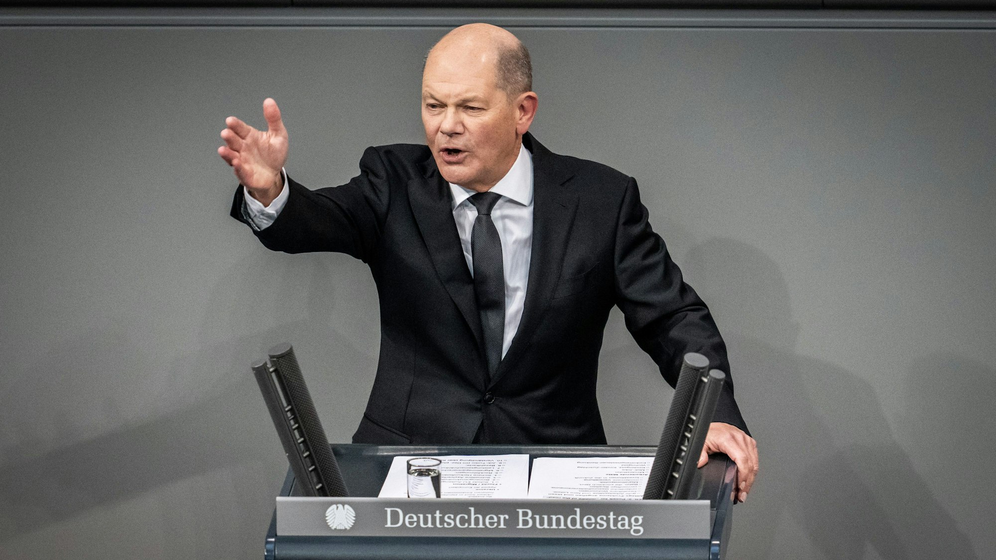 31.01.2024, Berlin: Bundeskanzler Olaf Scholz (SPD), spricht im Bundestag in der Generaldebatte zum Etat des Bundeskanzlers und des Bundeskanzleramts. (zu dpa: «Bundestag als politischer Boxring: Scholz geht auf Merz los») Foto: Michael Kappeler/dpa +++ dpa-Bildfunk +++