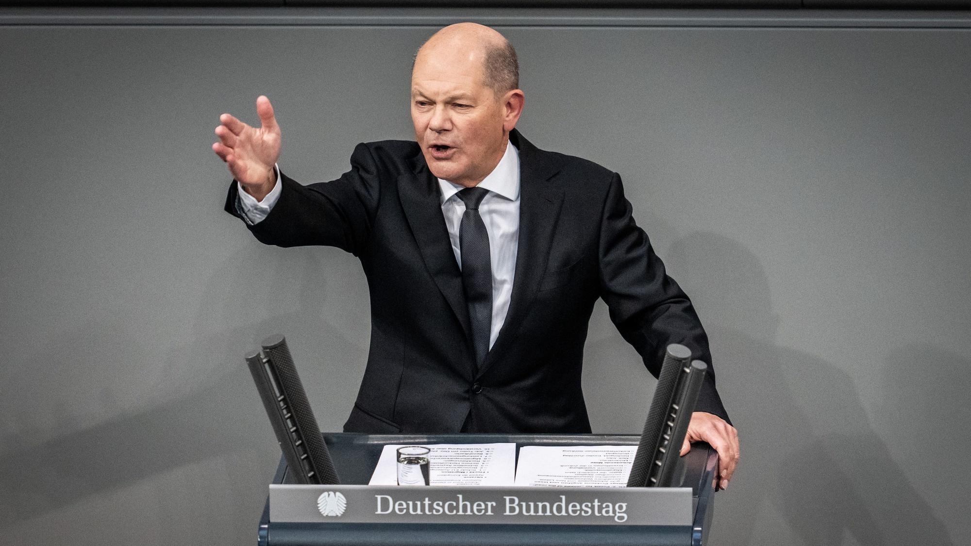 31.01.2024, Berlin: Bundeskanzler Olaf Scholz (SPD), spricht im Bundestag in der Generaldebatte zum Etat des Bundeskanzlers und des Bundeskanzleramts. (zu dpa: «Bundestag als politischer Boxring: Scholz geht auf Merz los») Foto: Michael Kappeler/dpa +++ dpa-Bildfunk +++